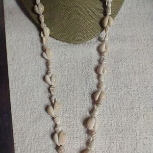 White cream shell necklace beach Hawaii vacation ⛱️🏖️ 🐚🐚